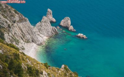 vista_dall_alto_della_spiaggia_delle_due_sorelle_a_sirolo-1