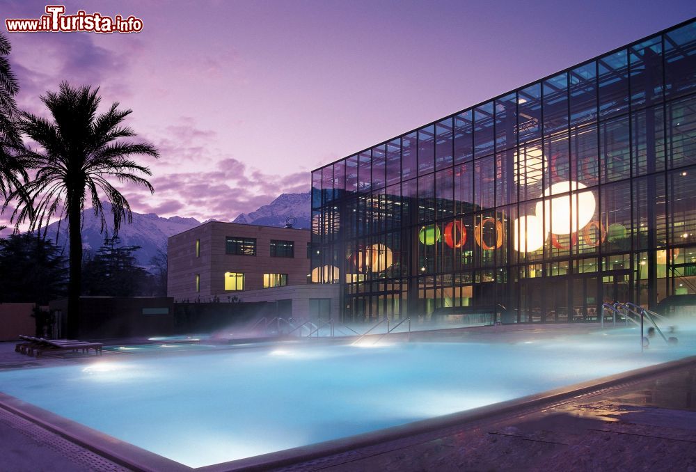 vista_esterna_notturna_delle_terme_di_merano