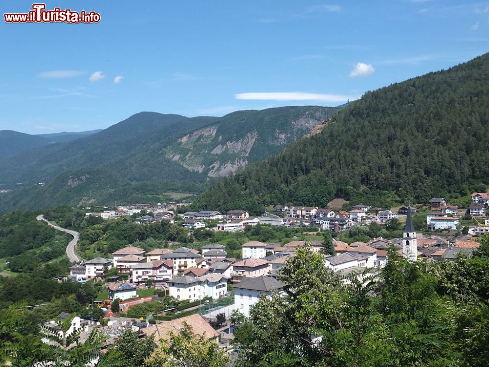 vista_panoramaica_di_albiano_tra_le_montagne_del_trentino