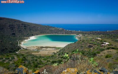 vista_panoramica_del_lago_termale_di_pantelleria_lo_specchio_di_venere