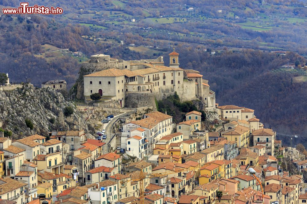 vista_panoramica_della_cittadina_di_muro_lucano_in_provincia_di_potenza_basilicata