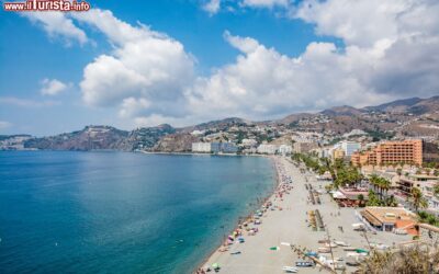 vista_panoramica_di_almunecar_e_la_sua_spiaggia_in_andalusia_in_spagna