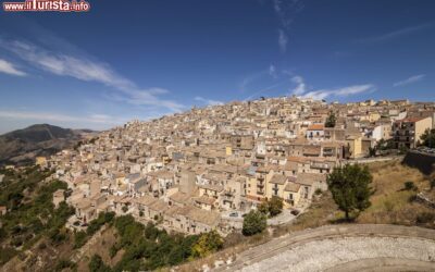vista_paoramica_del_borgo_di_prizzi_in_sicilia