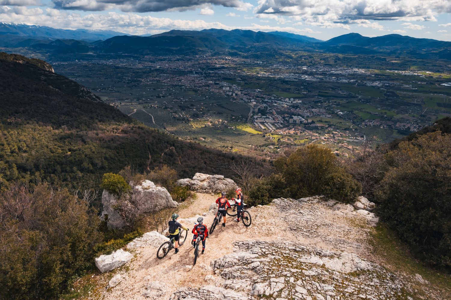 In mountain bike intorno al borgo di Cesi