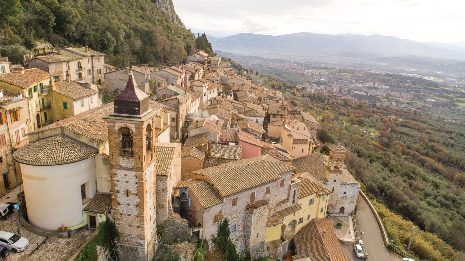 Il borgo di Cesi in Umbria Veduta dall'alto del centro storico di Cesi in Umbria