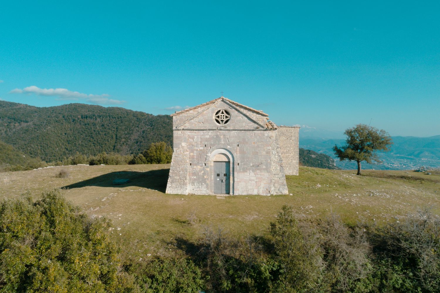 Il complesso fortificato di Sant'Erasmo vicino a Cesi