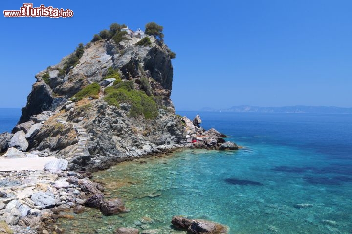 Promontorio_e_cappella_Agios_Ioannis_matrimonio_Mamma_Mia_film_Musical_girato_a_Skopelos_144299119