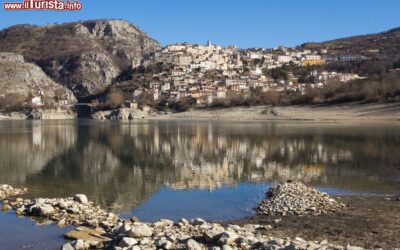 il_borgo_di_barrea_riflesso_in_inverno_nelle_acque_del_lago_abruzzo_italia